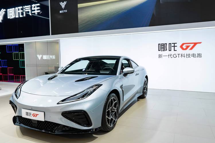 成都246哪吒汽车在智能汽车领域的表现，领途汽车在新能源汽车市场中的影响力